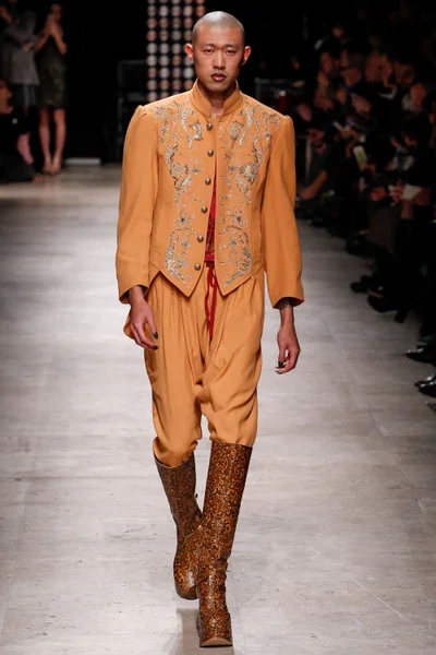 Look 16